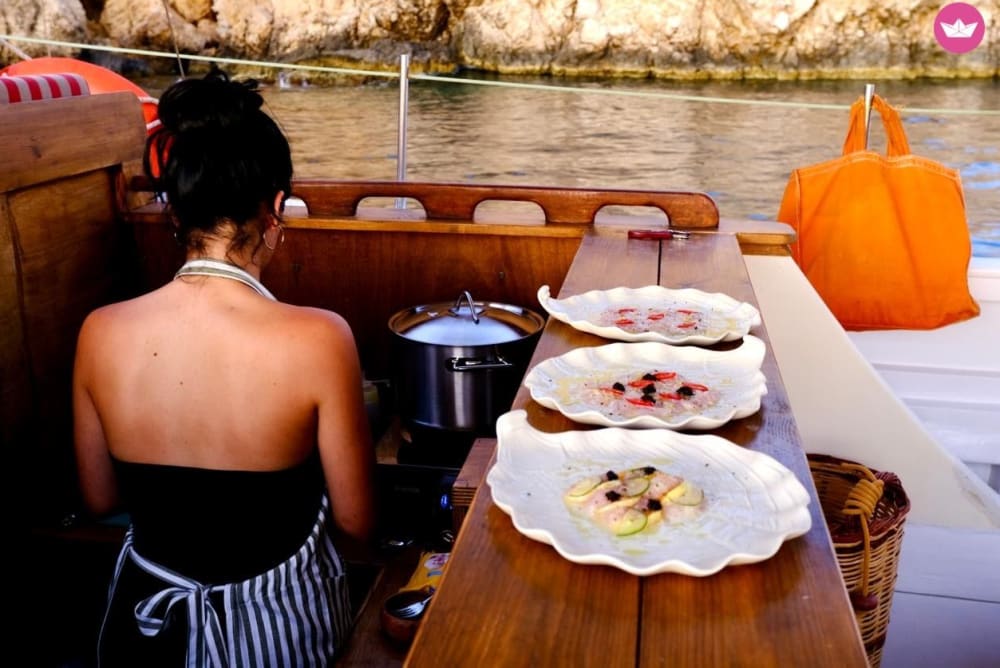 Luxury Lunch Cruise – Caves, Coves & Fresh Catch