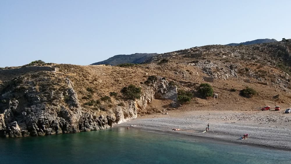 Escapada de día completo en yate a Menies: ¡nade en aguas cristalinas!