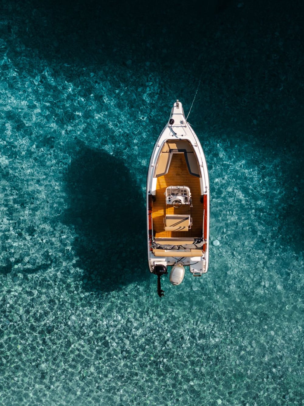 Excursion privée en hors-bord de 2 heures – Grotte de l'Œil Bleu et plage de Limni