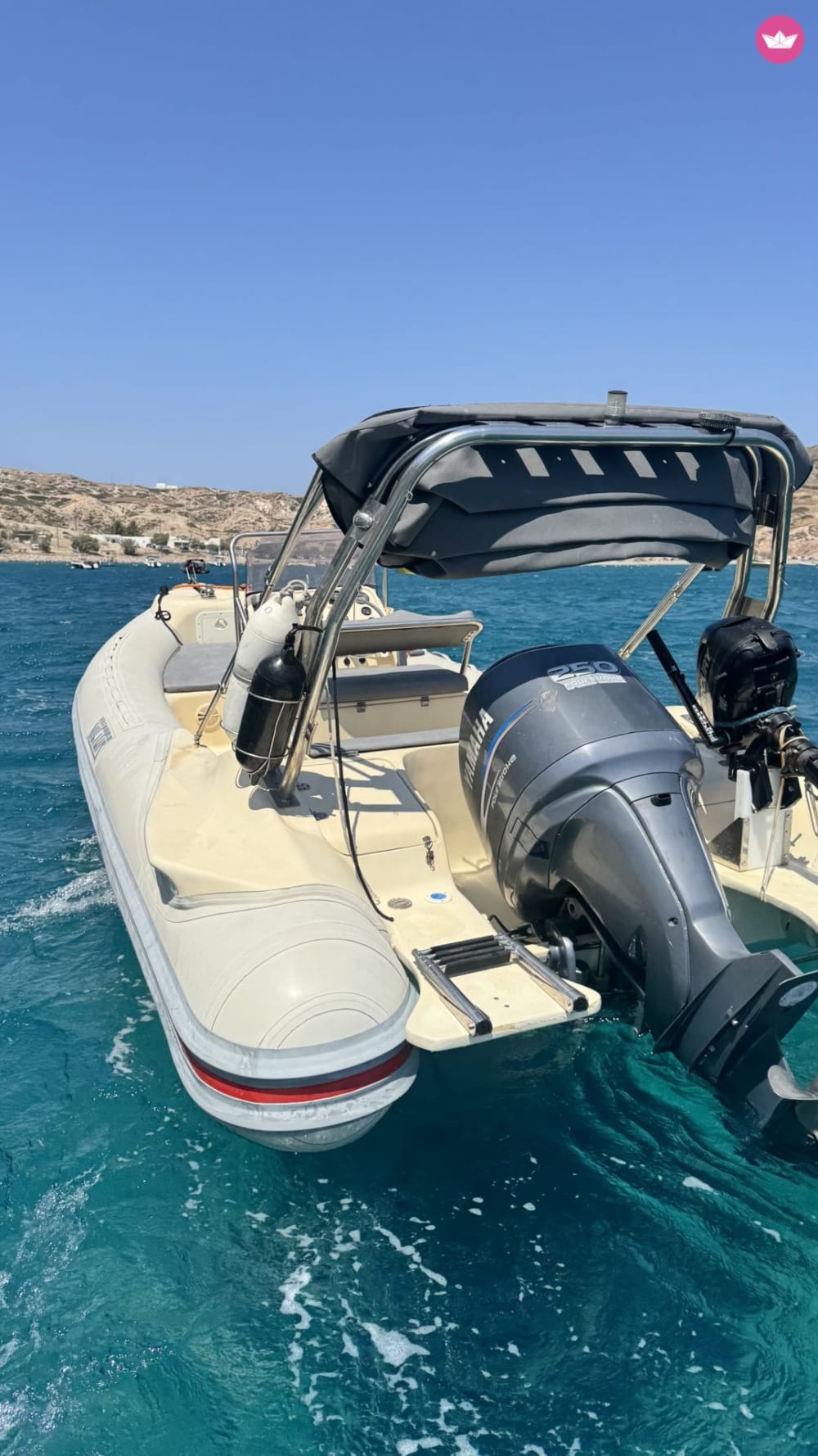 Откройте для себя побережье Милоса — однодневный тур на яхте с посещением пещер и пляжей