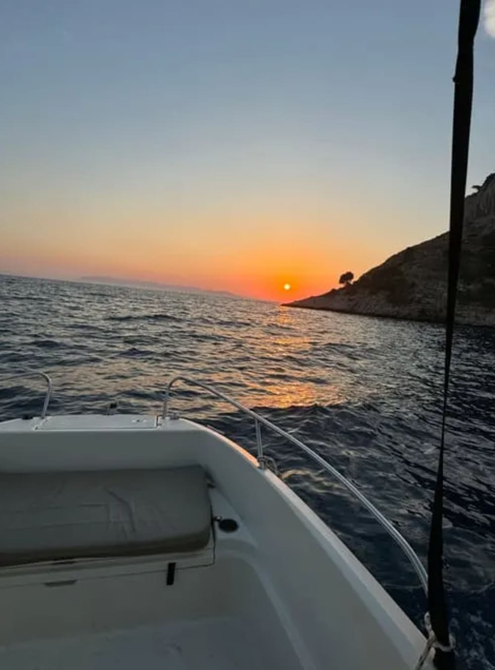 Sonnenuntergangsglück auf dem Wasser: Schwimmen und Sightseeing