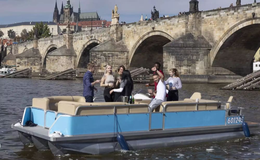 Prague Beer Boat – 1-Hour Unlimited Beer Cruise