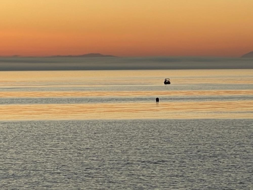 Paseo en Yate al Atardecer – Música, Aperitivo y Costa Inolvidable (1h30)