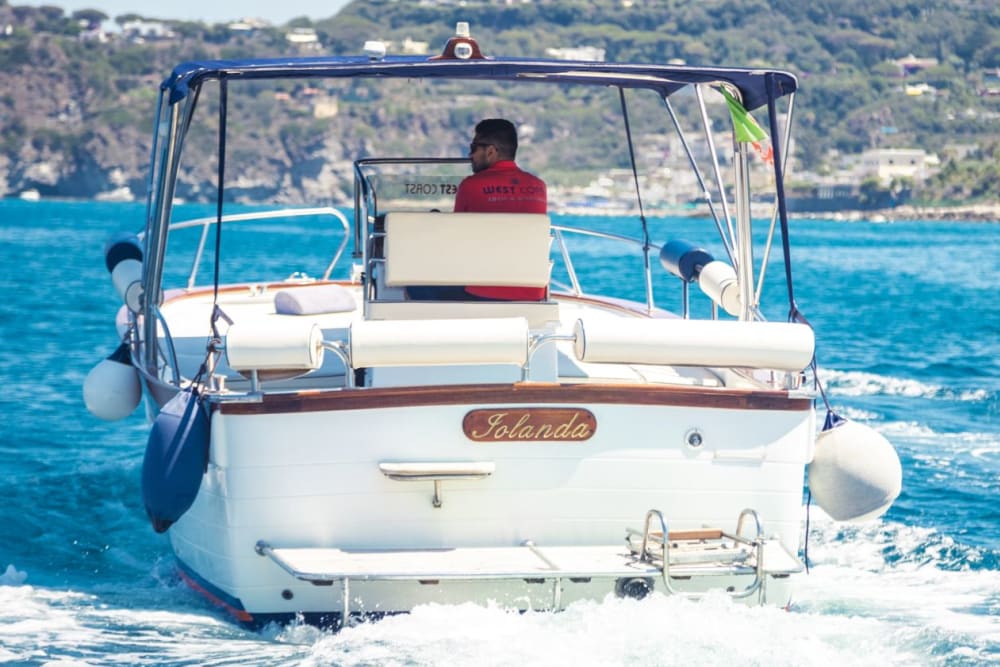 Esplora Ischia e Procida: una giornata di vela, sole e panorami mozzafiato