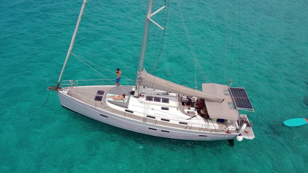 Navegación privada de medio día: relájese y explore a bordo de un yate de vela clásico