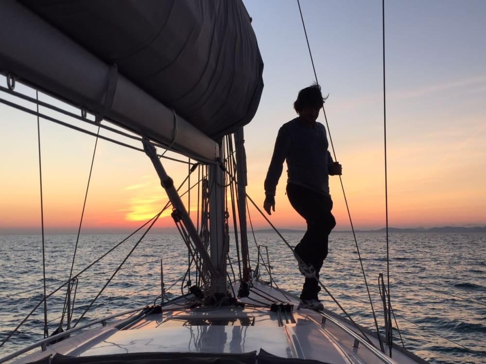 Experiencia de navegación al atardecer: escapada privada de 4 horas a bordo de un yate de vela