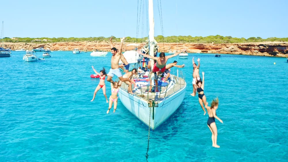 (8h) Día en velero de 19 m con cerveza y refrescos incluidos – Espacio, confort y mar