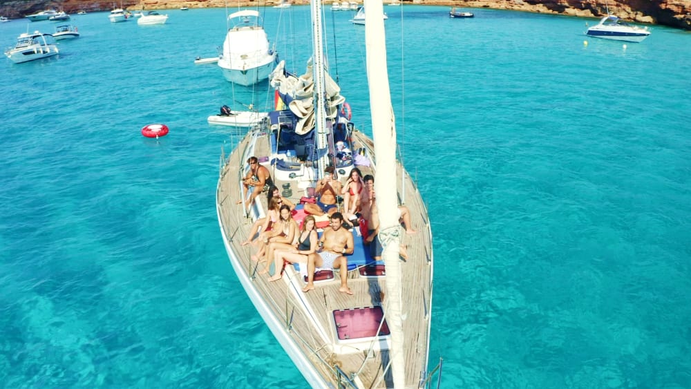 (8h) Día en velero de 19 m con cerveza y refrescos incluidos – Espacio, confort y mar