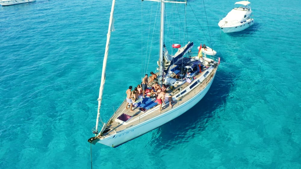 4 h en velero de 19 m con bebidas incluidas – Navega, brinda y desconecta