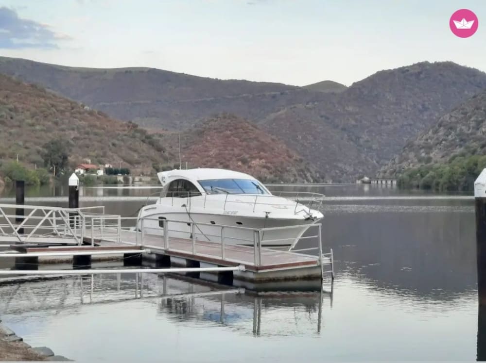 Douro avec style&nbsp;: croisière de 2&nbsp;heures en yacht de luxe à travers les ponts emblématiques de Porto