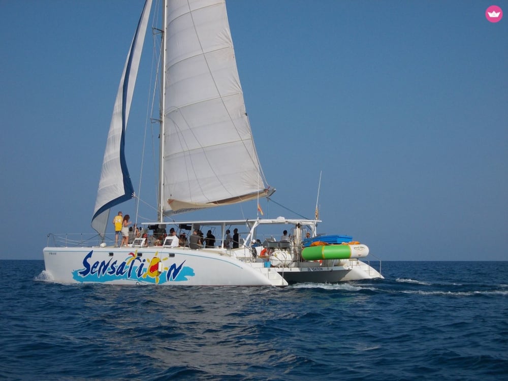 TOUR EXCLUSIVO DE 2 HORAS EN CATAMARÁN POR BARCELONA