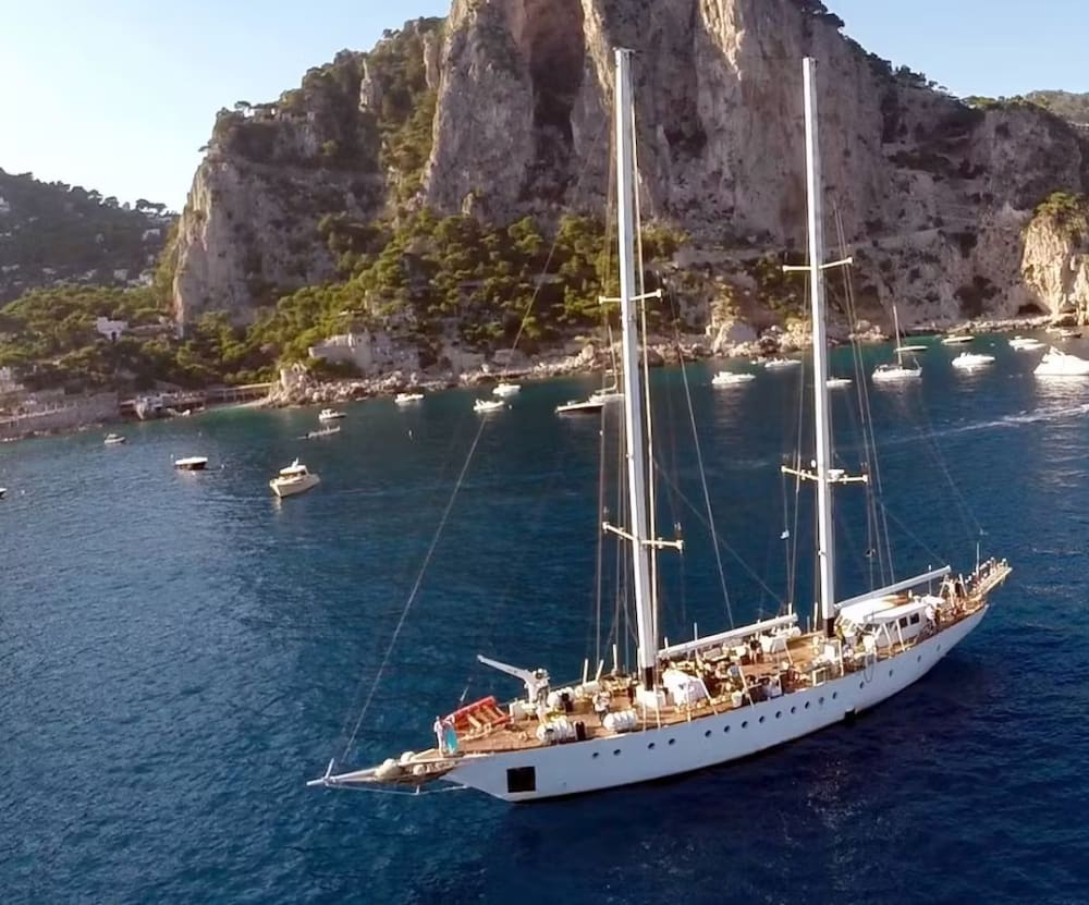 Circumnavigazione dell'isola d'Ischia di un giorno intero