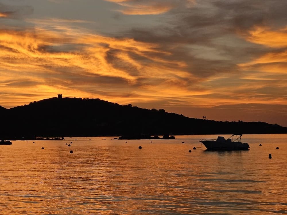 Tramonto in catamarano e aperitivo corso locale