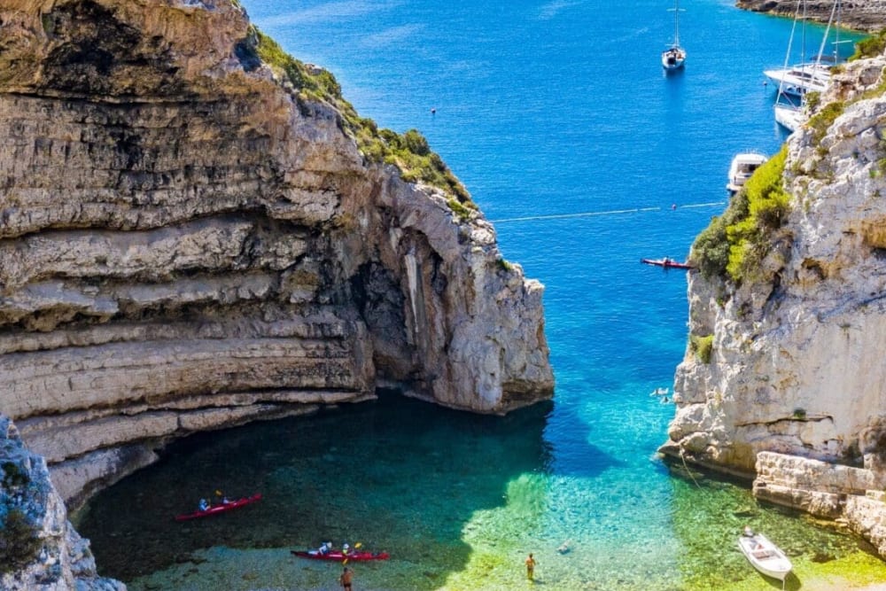 Scopri Hvar e le isole Pakleni: avventura di 9 ore in motoscafo da Spalato