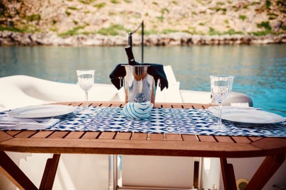 Escapada de día completo a la isla Lazareta: explora bahías ocultas y aguas cristalinas.