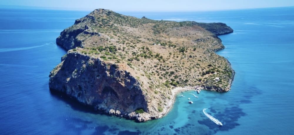 Escapada de día completo a la isla Lazareta: explora bahías ocultas y aguas cristalinas.
