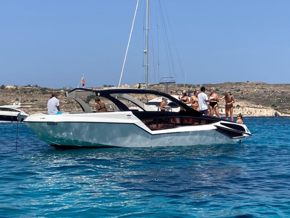 Ganztägige private Kreuzfahrt ab Mellieha: Blaue Lagune, Gozo und abgelegene Buchten