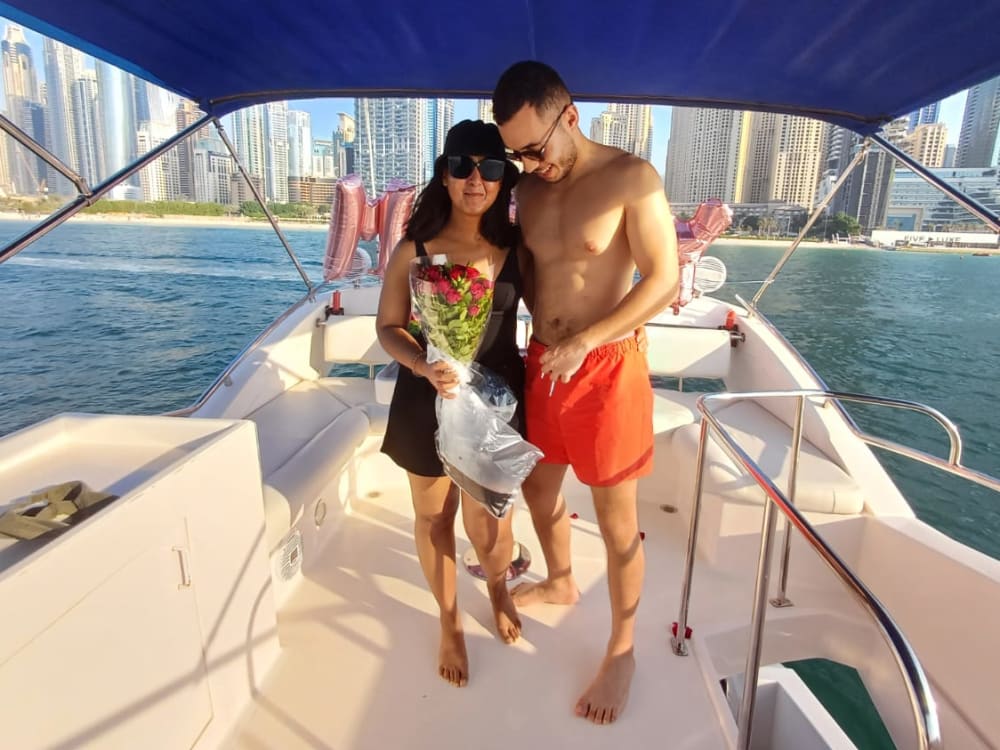Célébration spéciale/Tour romantique en yacht de luxe autour de Dubaï