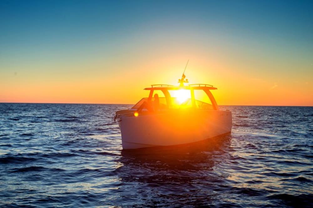 Private Sonnenuntergangskreuzfahrt mit Luxusboot entlang der Pakleni-Inseln