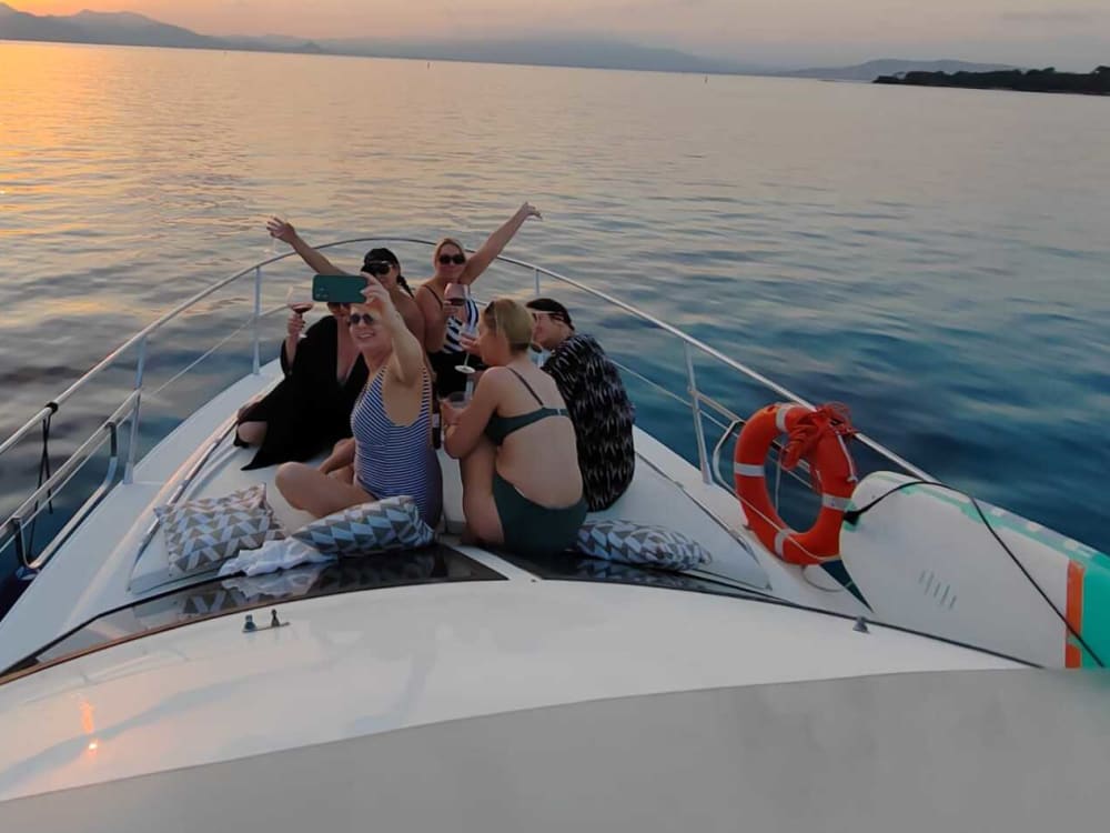 Crucero Mágico al Atardecer + Fuegos Artificiales