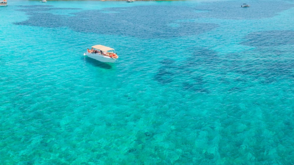 Aventura de día completo: Cueva Azul y tesoros dálmatas, en un barco a motor con salida desde Trogir