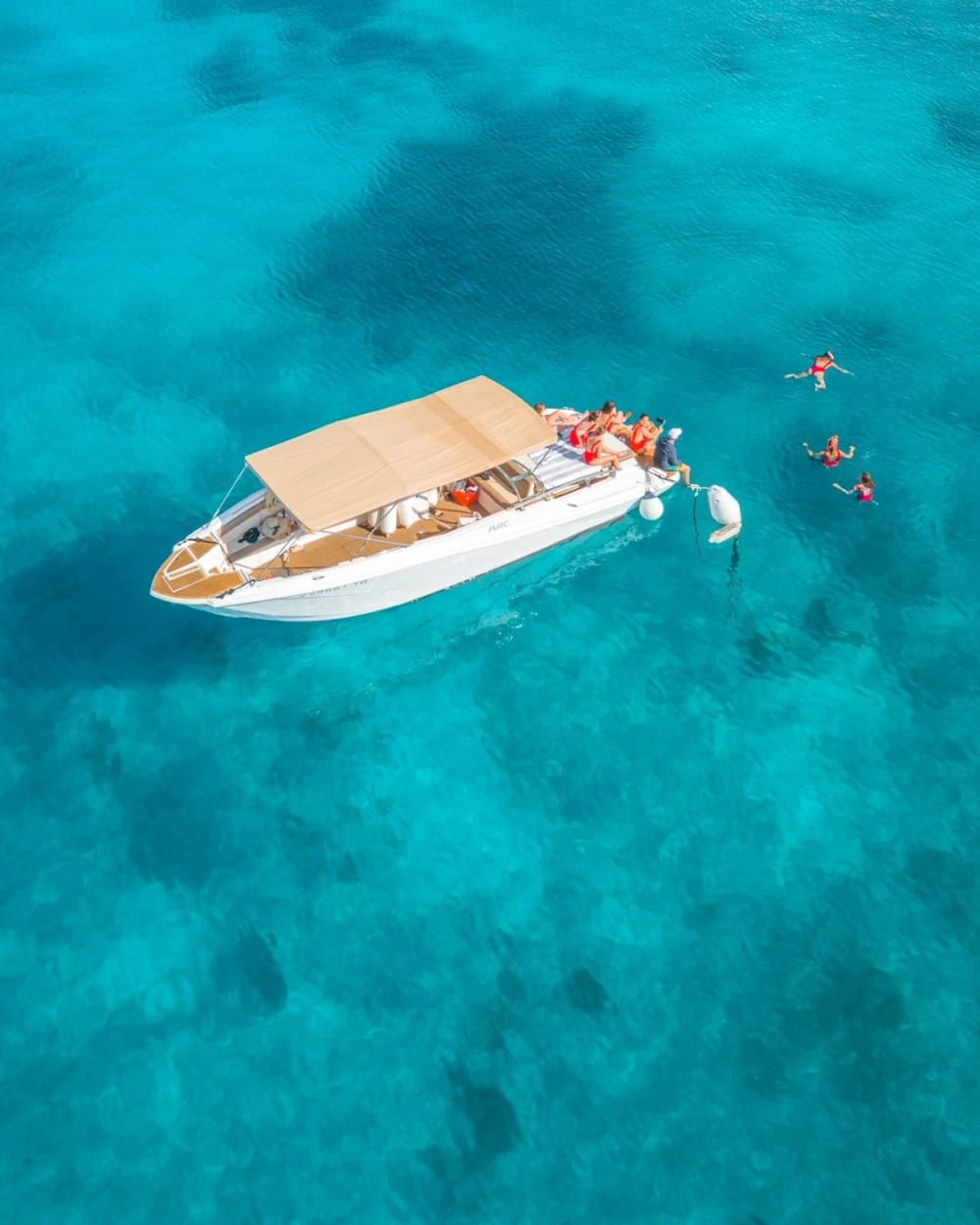Ganztägiges Abenteuer: Blaue Grotte und dalmatinische Schätze auf einem Motorboot ab Split