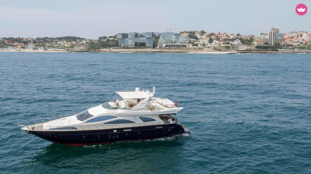 Luxury Yacht Charter for 6 hours in Gruta de Benagil