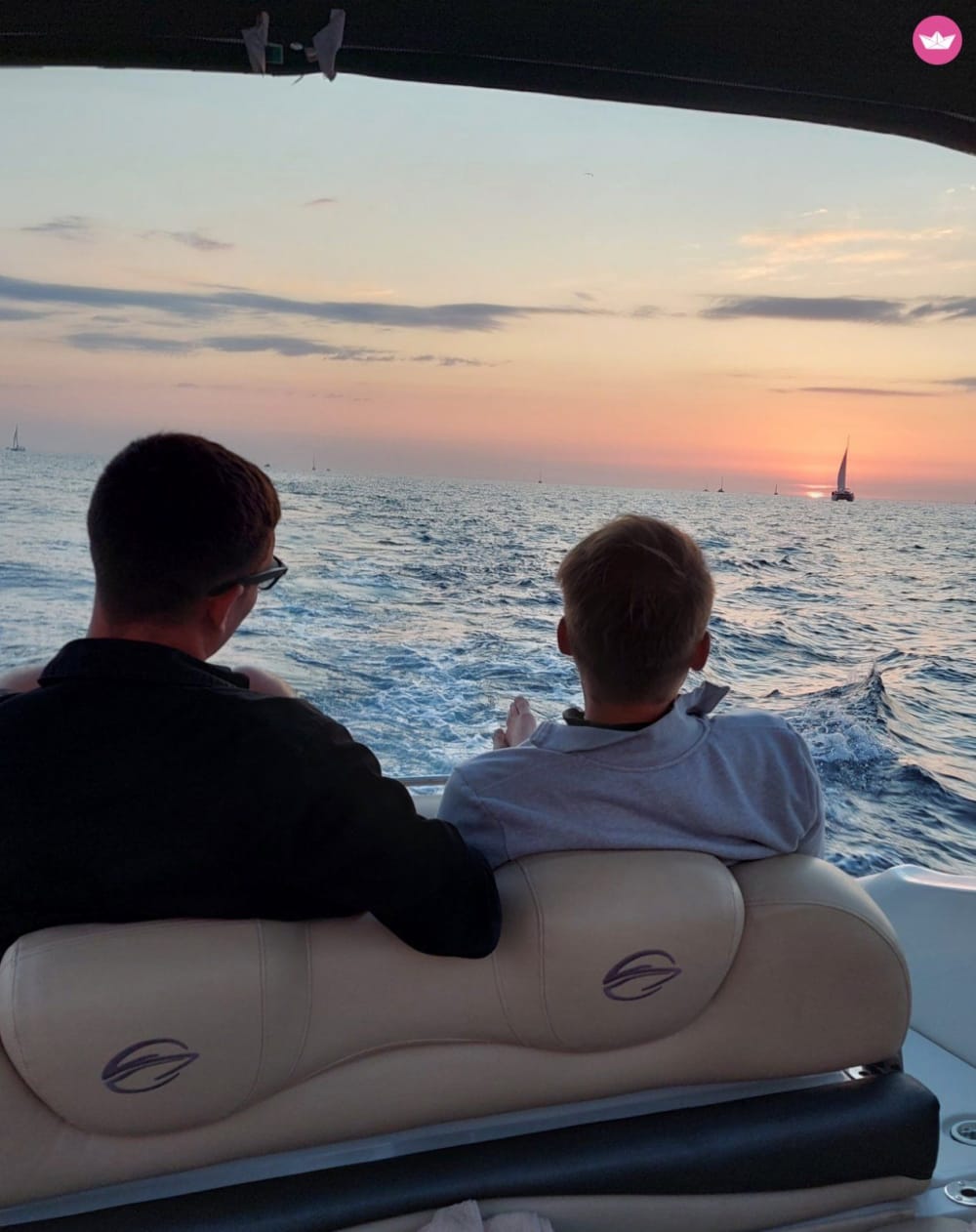 AKANTOU: Abendglück: Private Santorini-Sonnenuntergangs-Schnellbootfahrt mit Badestopps