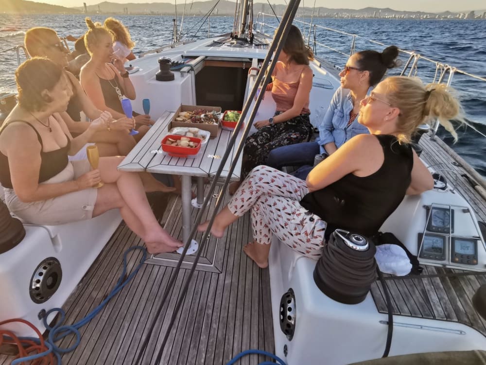 Atardecer mágico en  Barcelona! música, amigos y una copa de cava