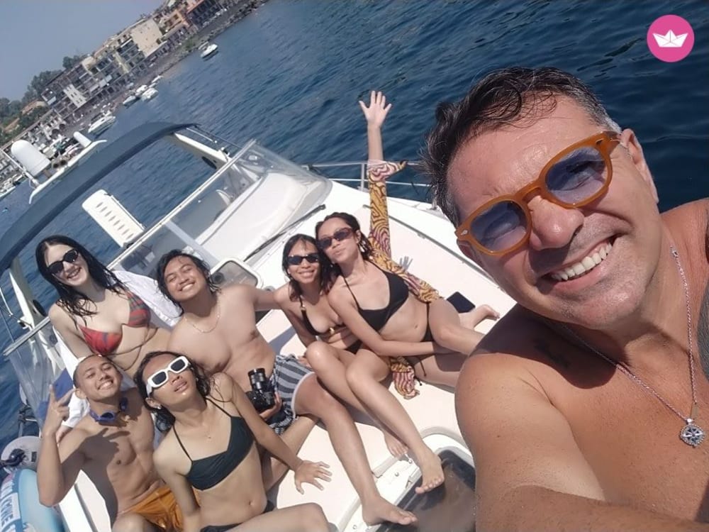 Tour di mezza giornata in yacht alla scoperta del fascino della Riviera dei Ciclopi