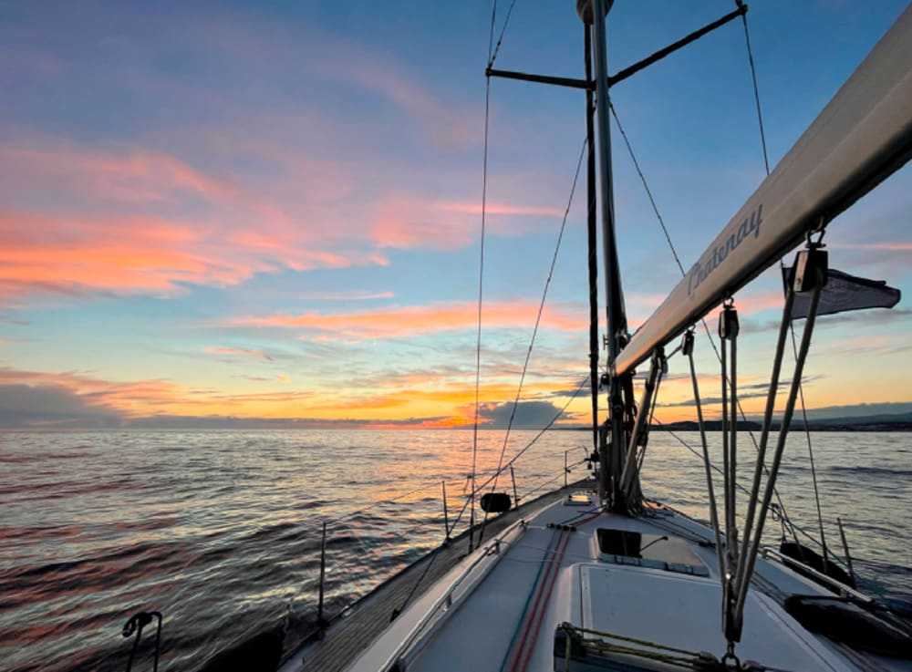 Crepúsculo en el agua: un romántico paseo en velero de dos horas