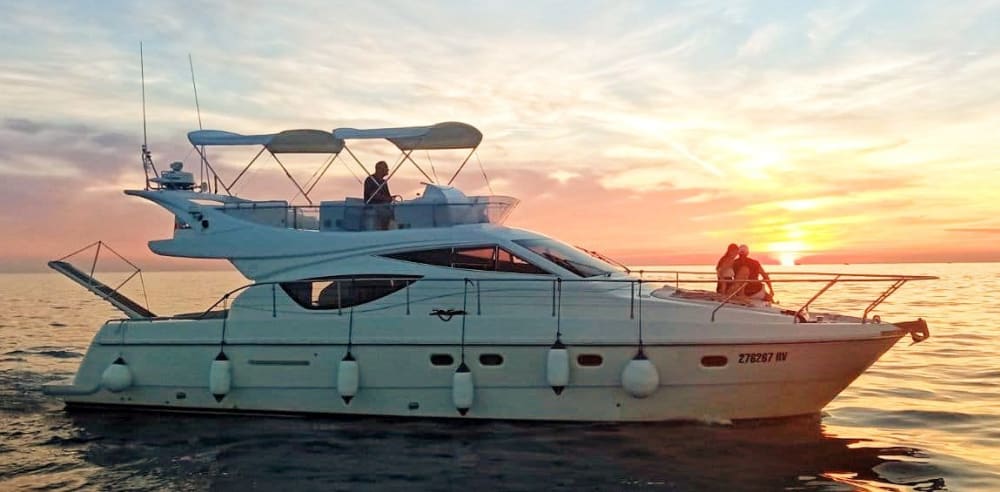 Crociera al tramonto a Rovigno: tour di 2 ore del centro storico e del faro di Sv. Ivan con bevande e snack