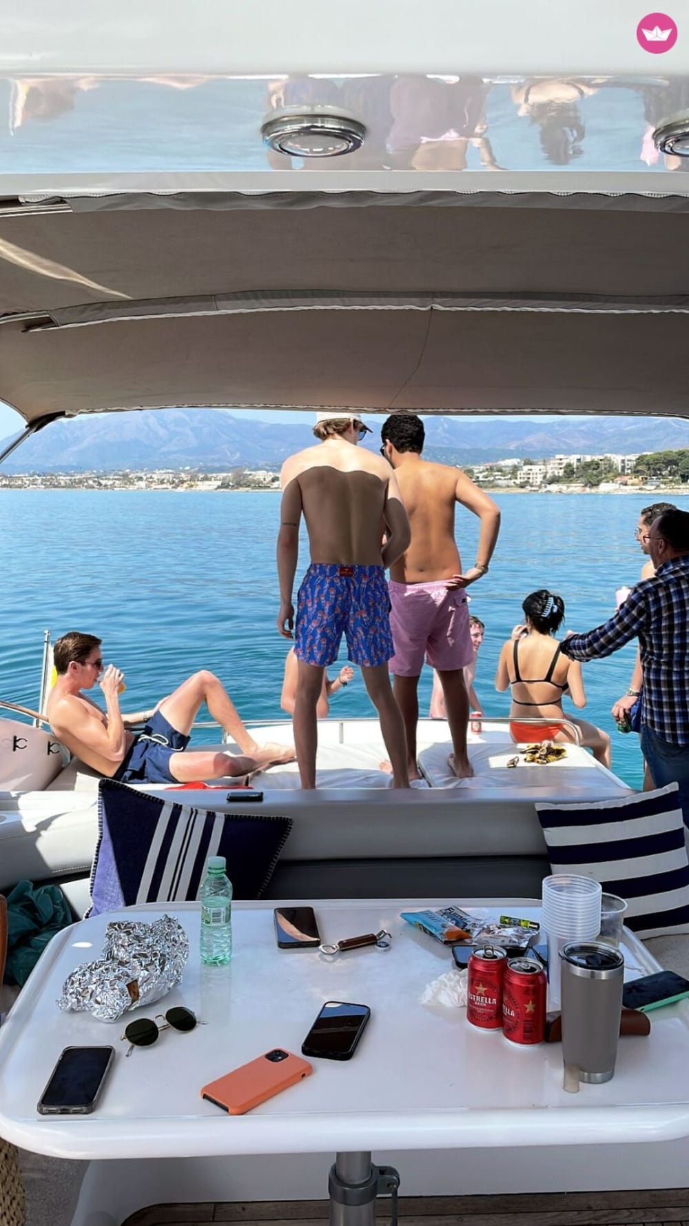 Minicrucero de 1 hora Navegacion temprana o nocturna al mitico Hotel Marbella Club y sus vistas de la milla de oro de Marbella en yate de 20 metros