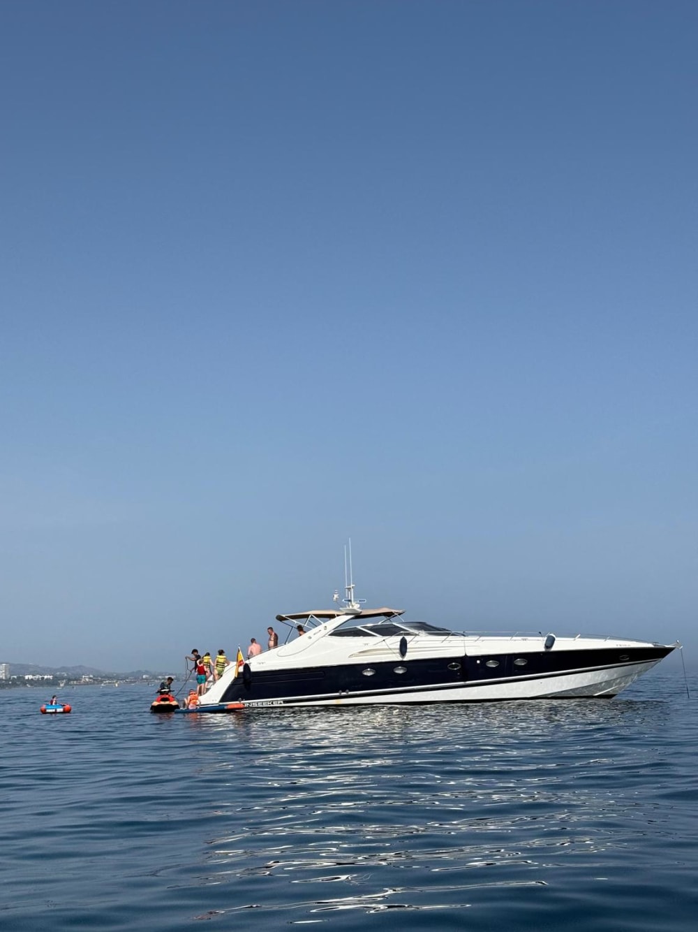 Minicrucero de 1 hora Navegacion temprana o nocturna al mitico Hotel Marbella Club y sus vistas de la milla de oro de Marbella en yate de 20 metros