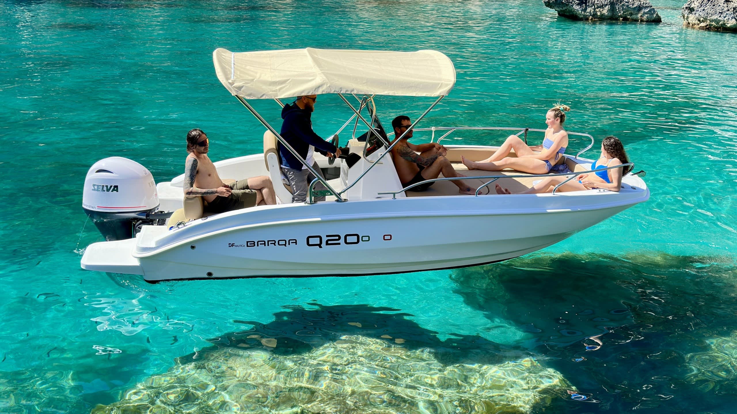 Odkryj wybrzeże Capri: jednodniowa wycieczka na pokładzie łodzi motorowej