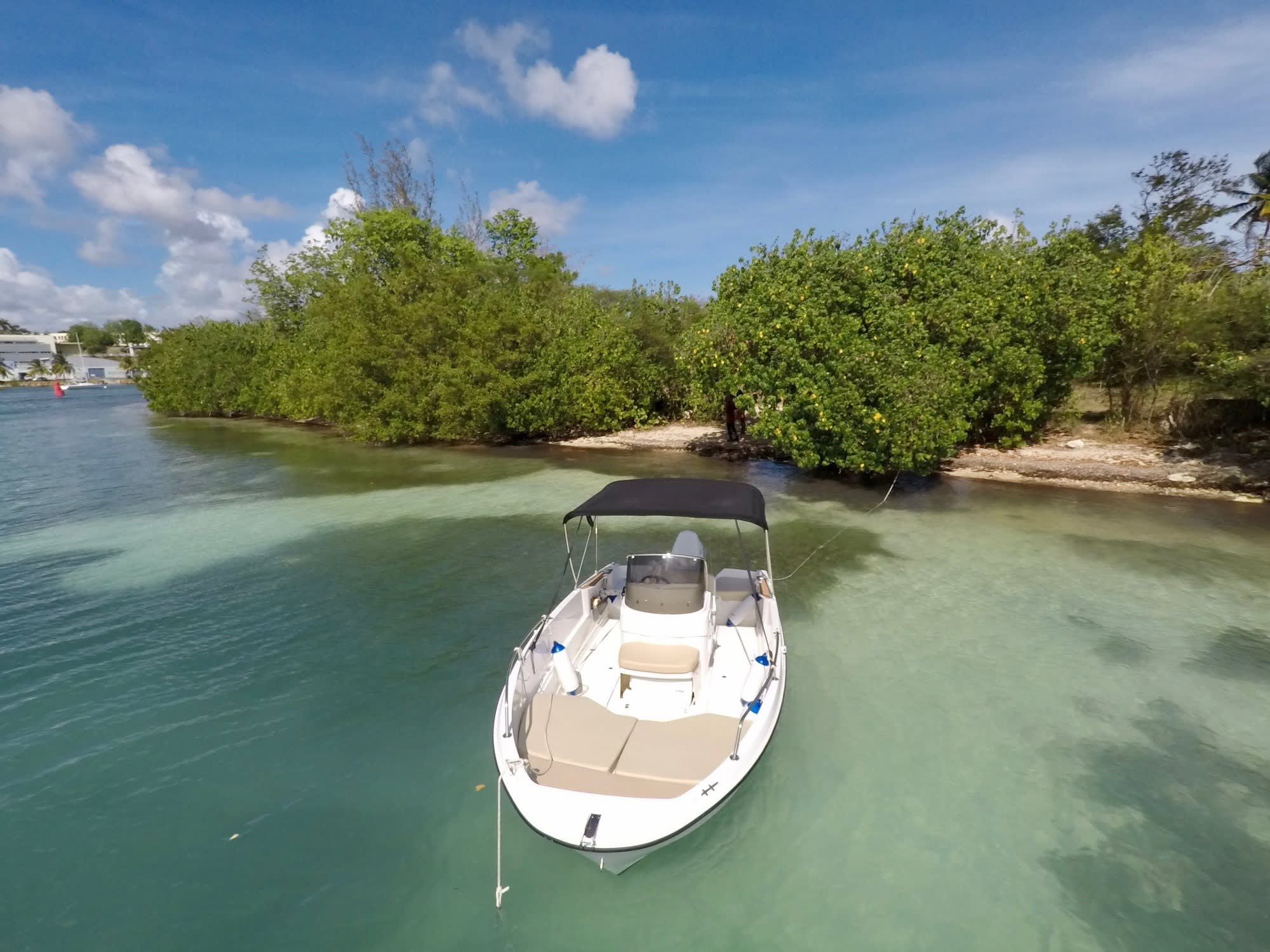 Halbtagesmiete eines Motorboots in Le Gosier