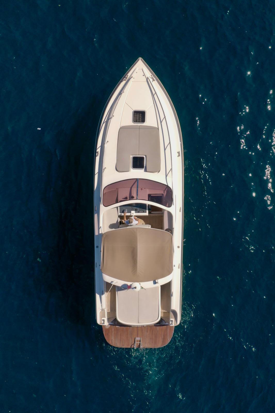 Entdecken Sie Capri auf einem Motorboot (8 Stunden).