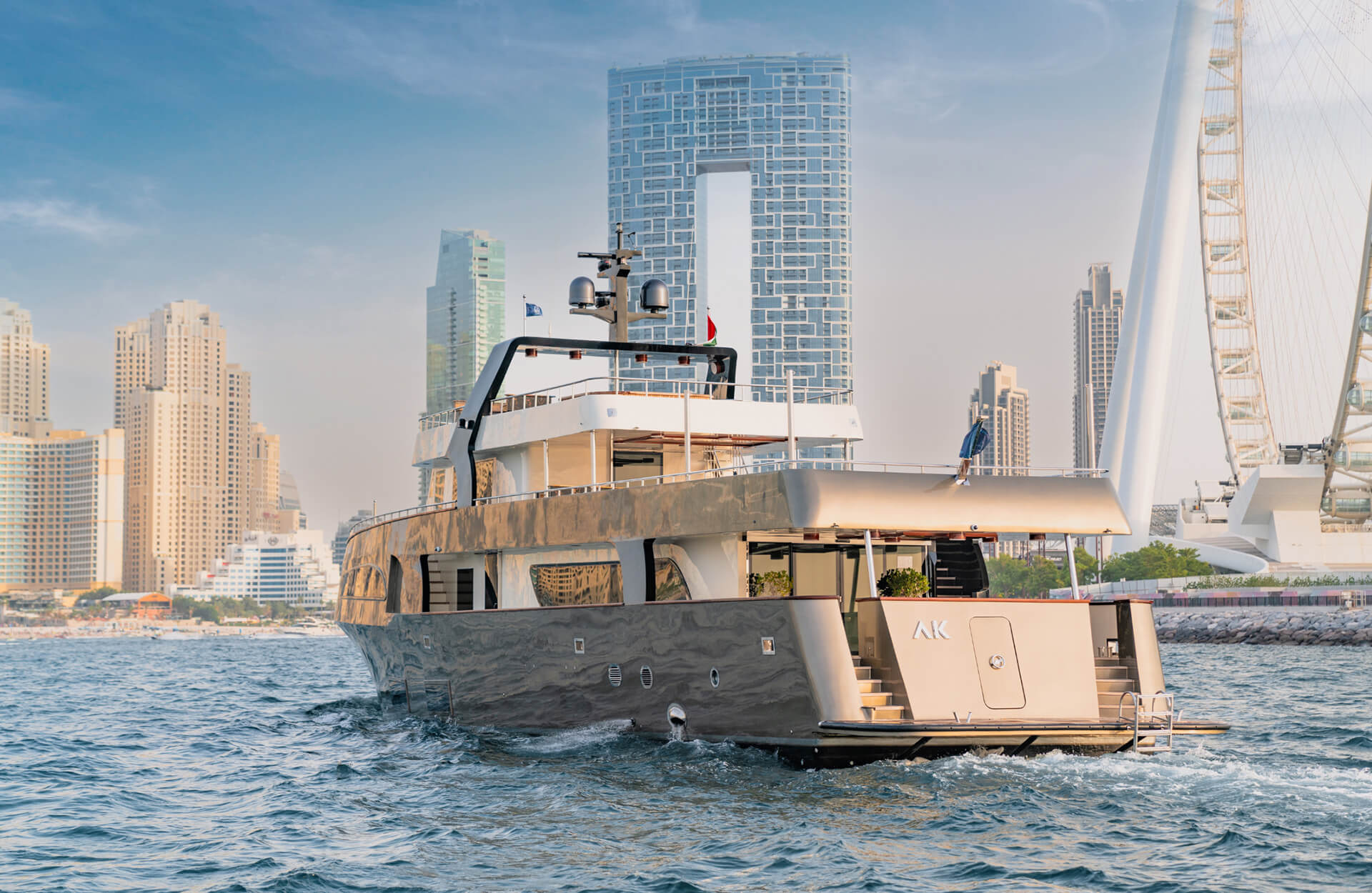 Genießen Sie eine zweistündige, stilvolle Yachtcharter mit einer Kapazität von bis zu 100 Gästen – ideal für private Veranstaltungen, Feiern und Firmenveranstaltungen. Diese Yachtcharter bietet Ihnen Komfort, Sicherheit und Eleganz und beinhaltet die exklusive Nutzung der Yacht sowie professionellen Crew-Service.