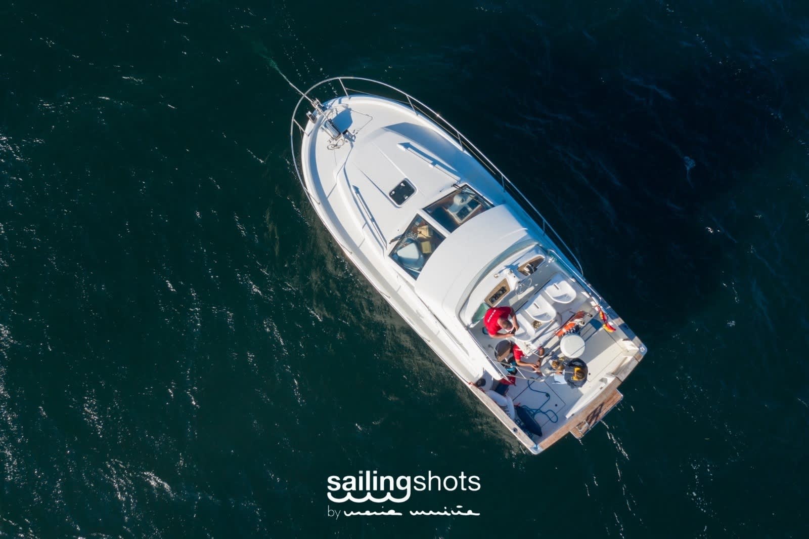 Tu día en Muros: Alquila una lancha motora para un día completo de descubrimiento.