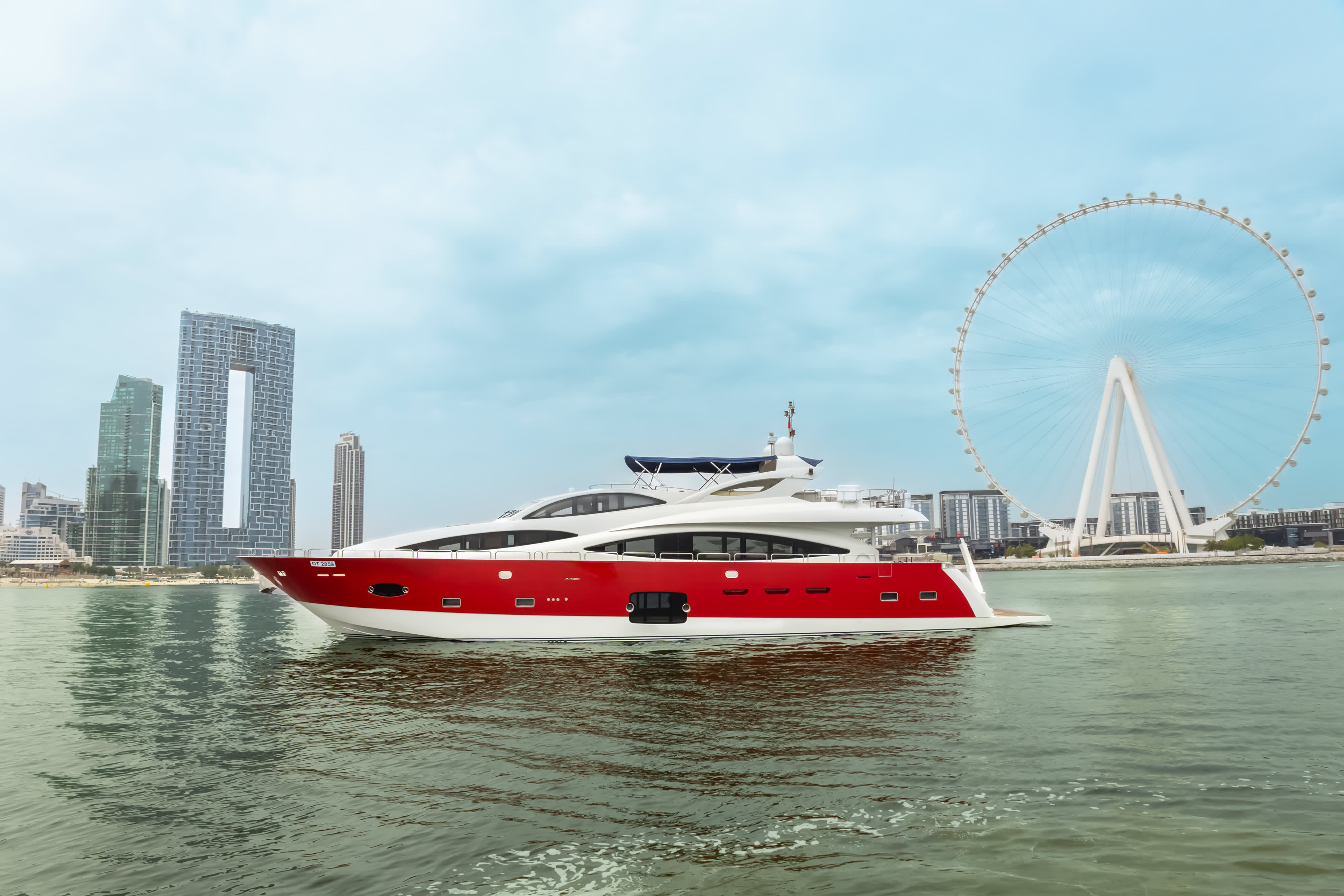 Serviço excepcional de iate de luxo em Dubai | Capacidade para 75 convidados