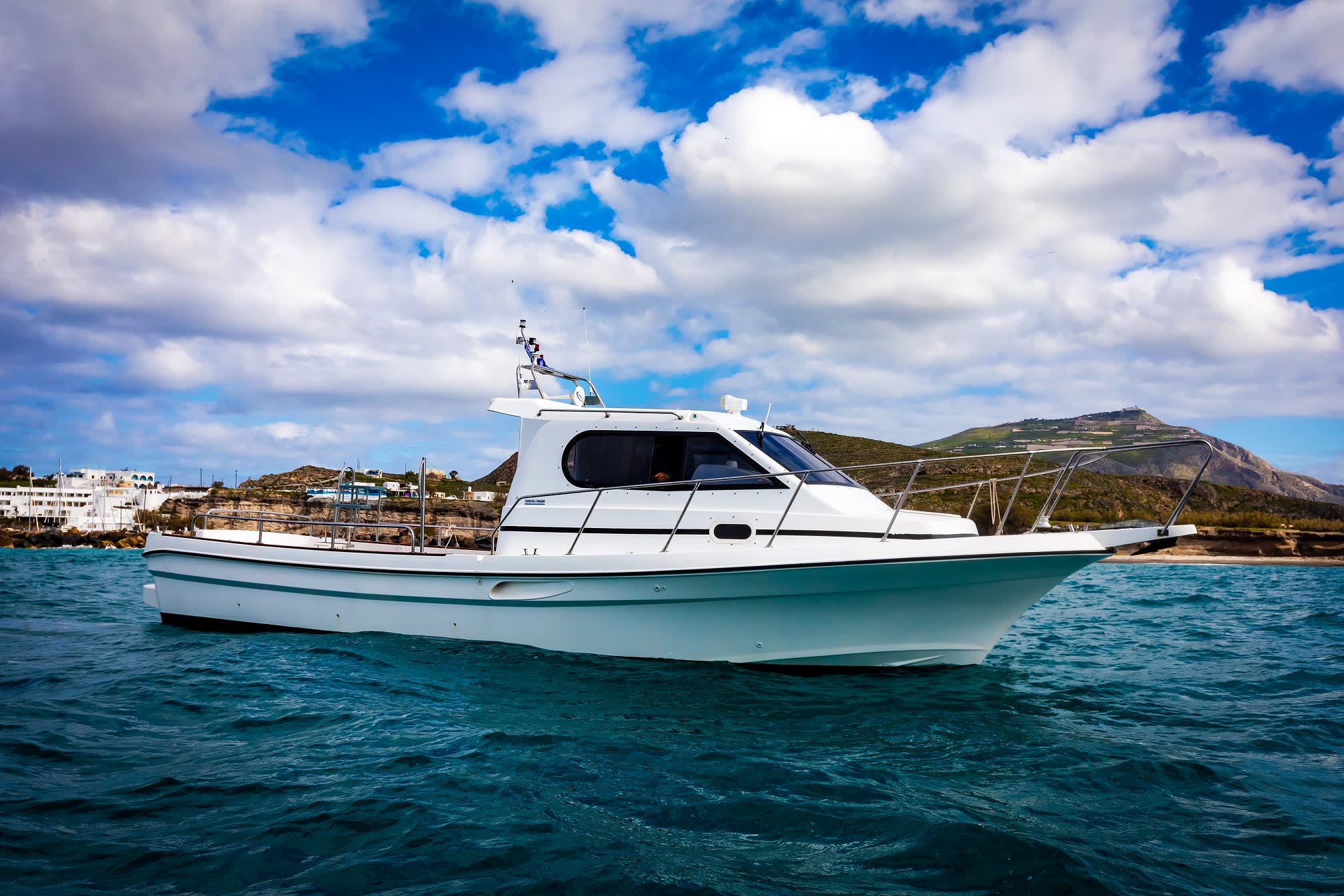 Croisière privée de 4 heures en bateau à moteur sur la caldeira, randonnée au volcan et sur l'île de Thirasia à Santorin