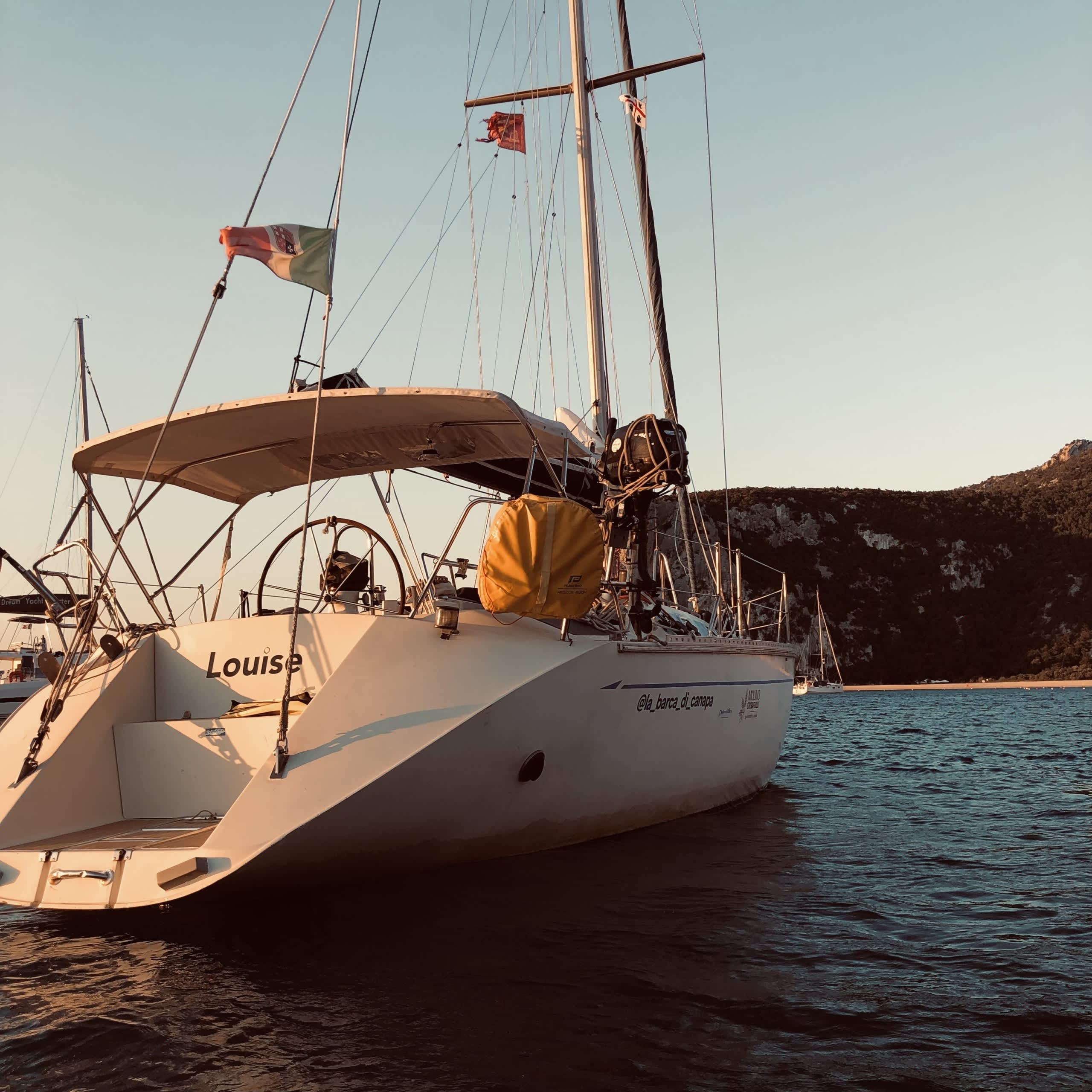 Pasa 8 horas y media navegando alrededor de Milazzo en un velero.