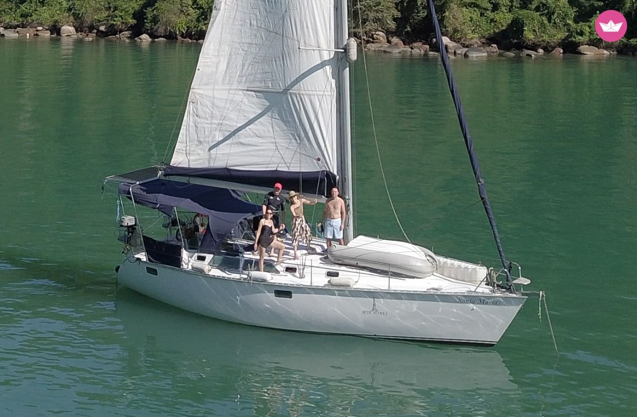 Passeio de veleiro em Paraty: Praias escondidas, ilhas e águas cristalinas (dia inteiro)