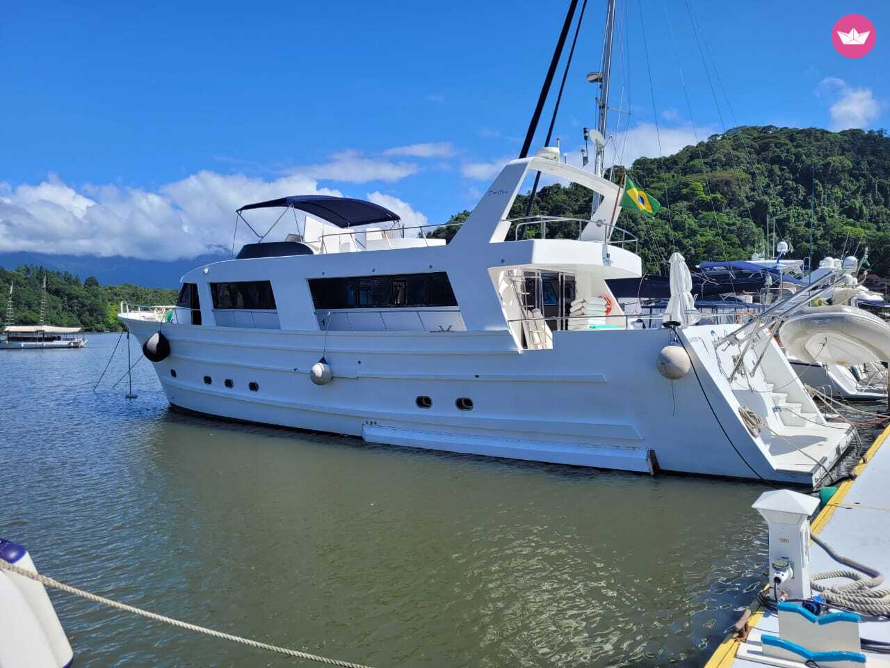 Angra dos Reis Luxury Yacht Experience – Island-Hopping Escape