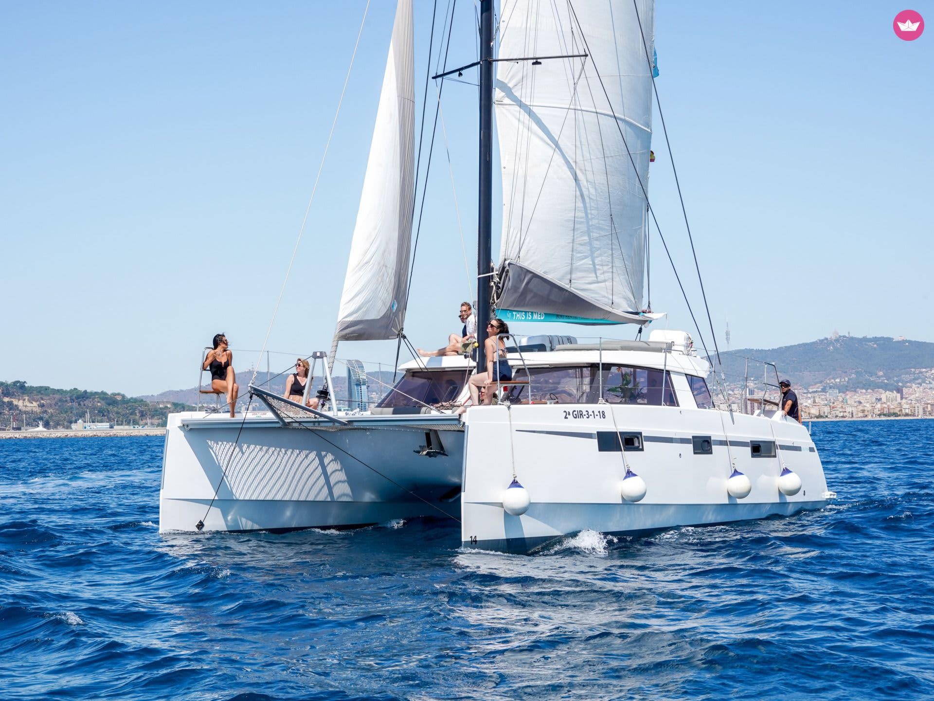 Premium-Tour auf einem modernen Katamaran entlang der Küste Barcelonas – 4 Stunden