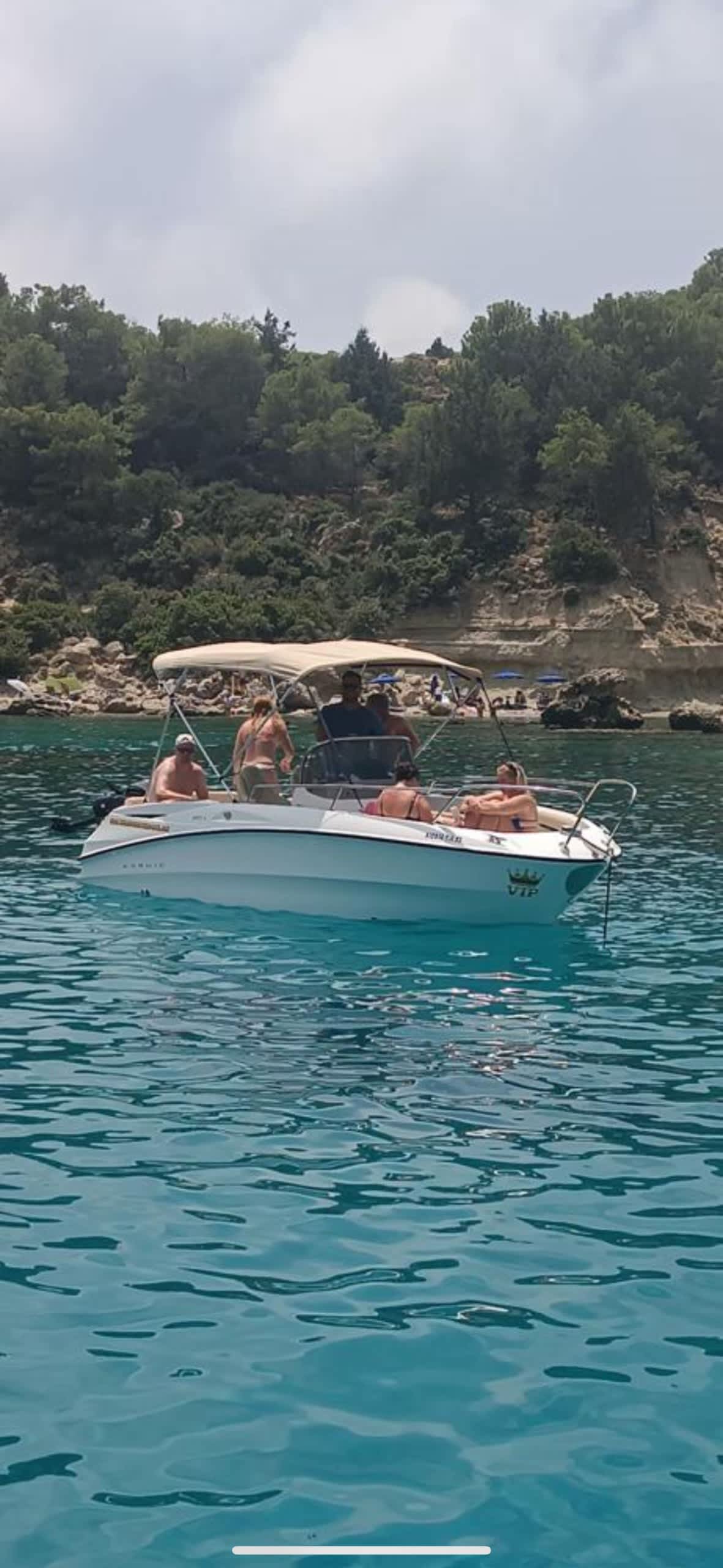 Reserve meio dia para relaxar em um passeio de lancha em Lindos.