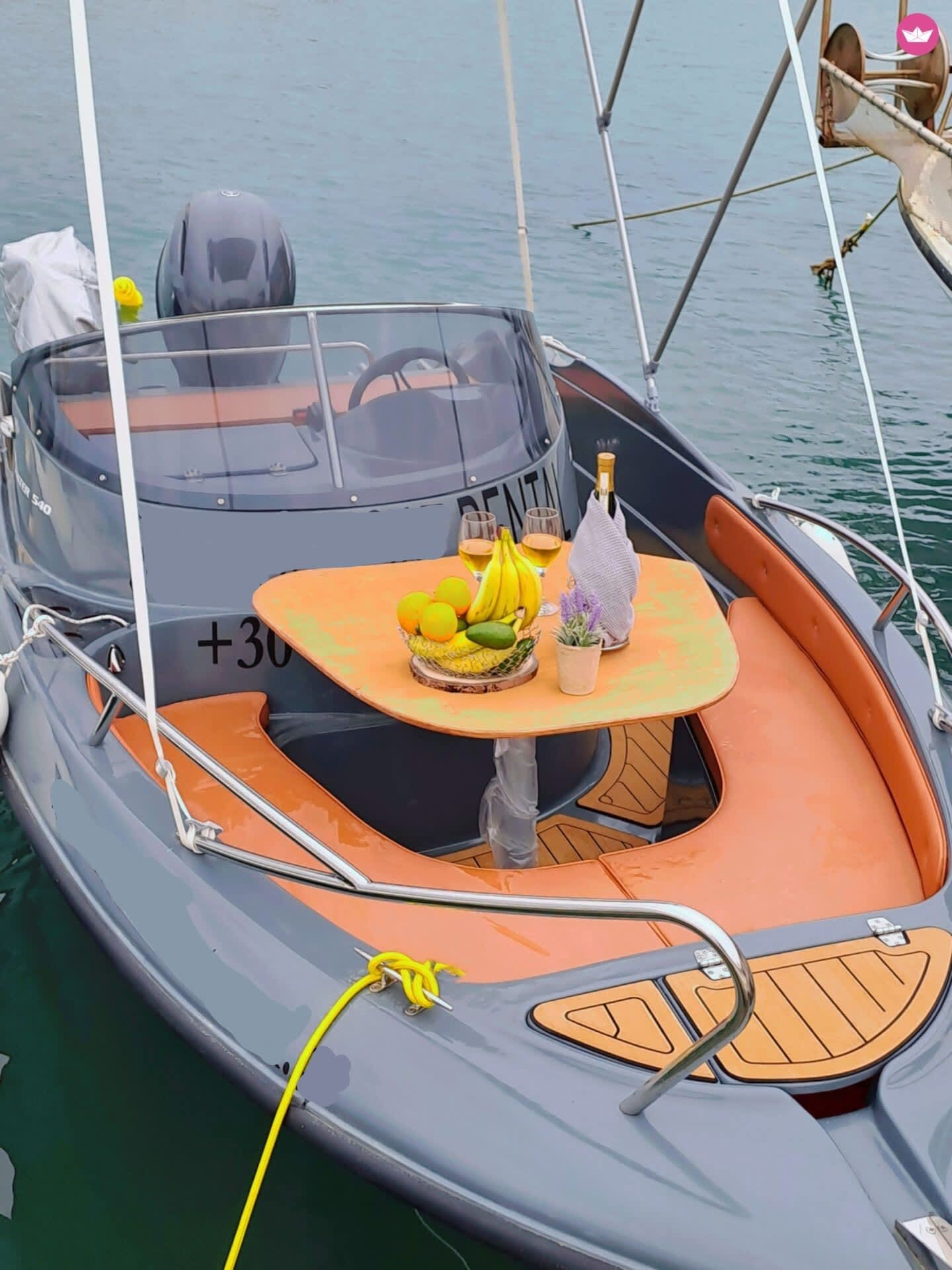 Entdecken Sie Kalyves auf einem Ganztagesausflug mit dem Motorboot