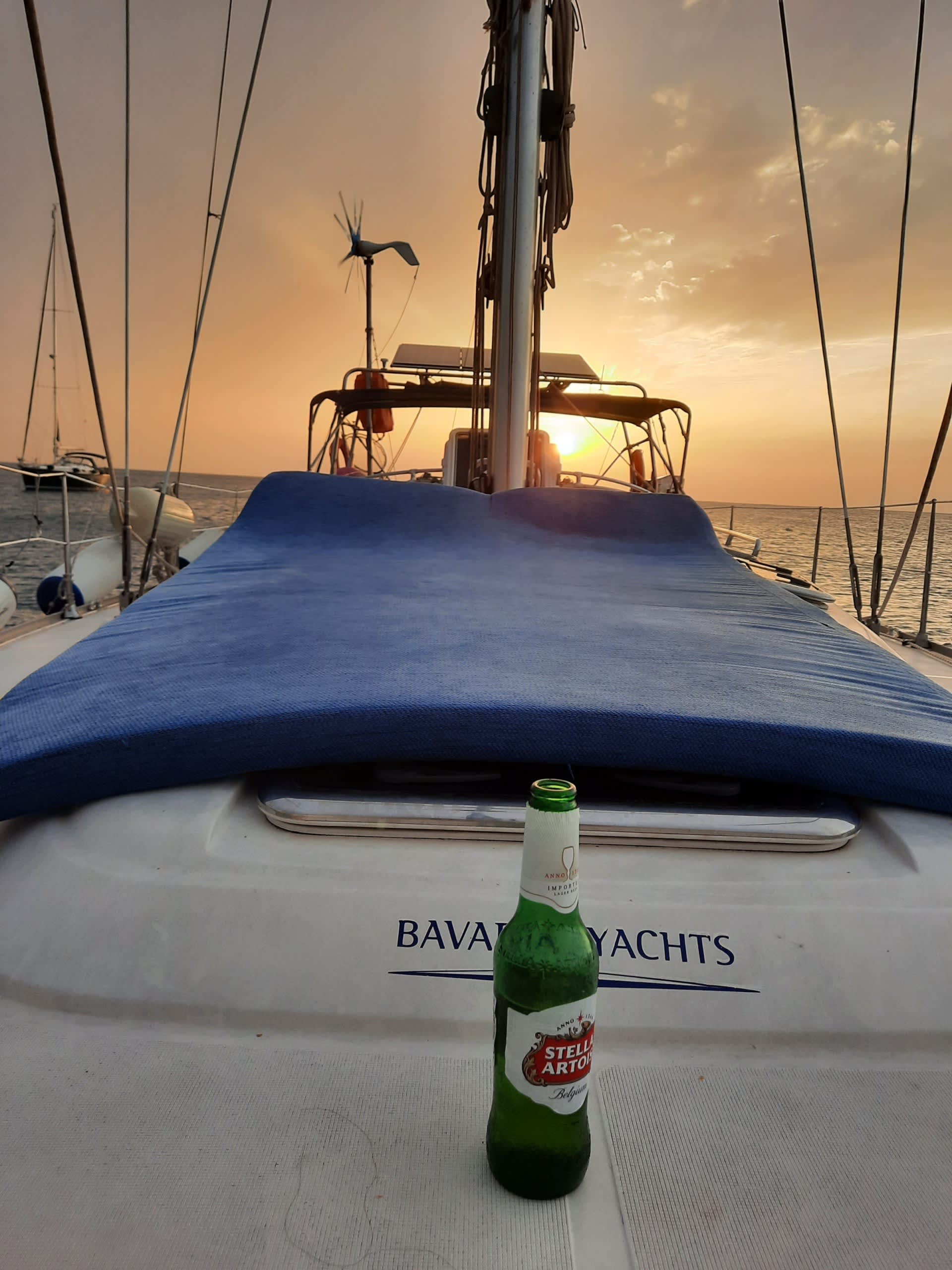 Vivez une journée de détente et de plaisir à bord d'un magnifique voilier, découvrez des criques cachées, des lagons, des falaises à couper le souffle et des baies aux eaux cristallines.