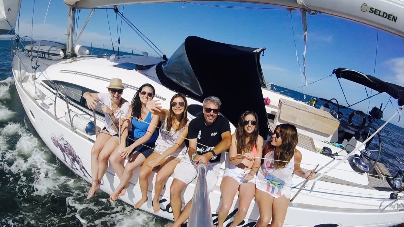 Explorez Valence et profitez d'une journée complète de navigation à voile.