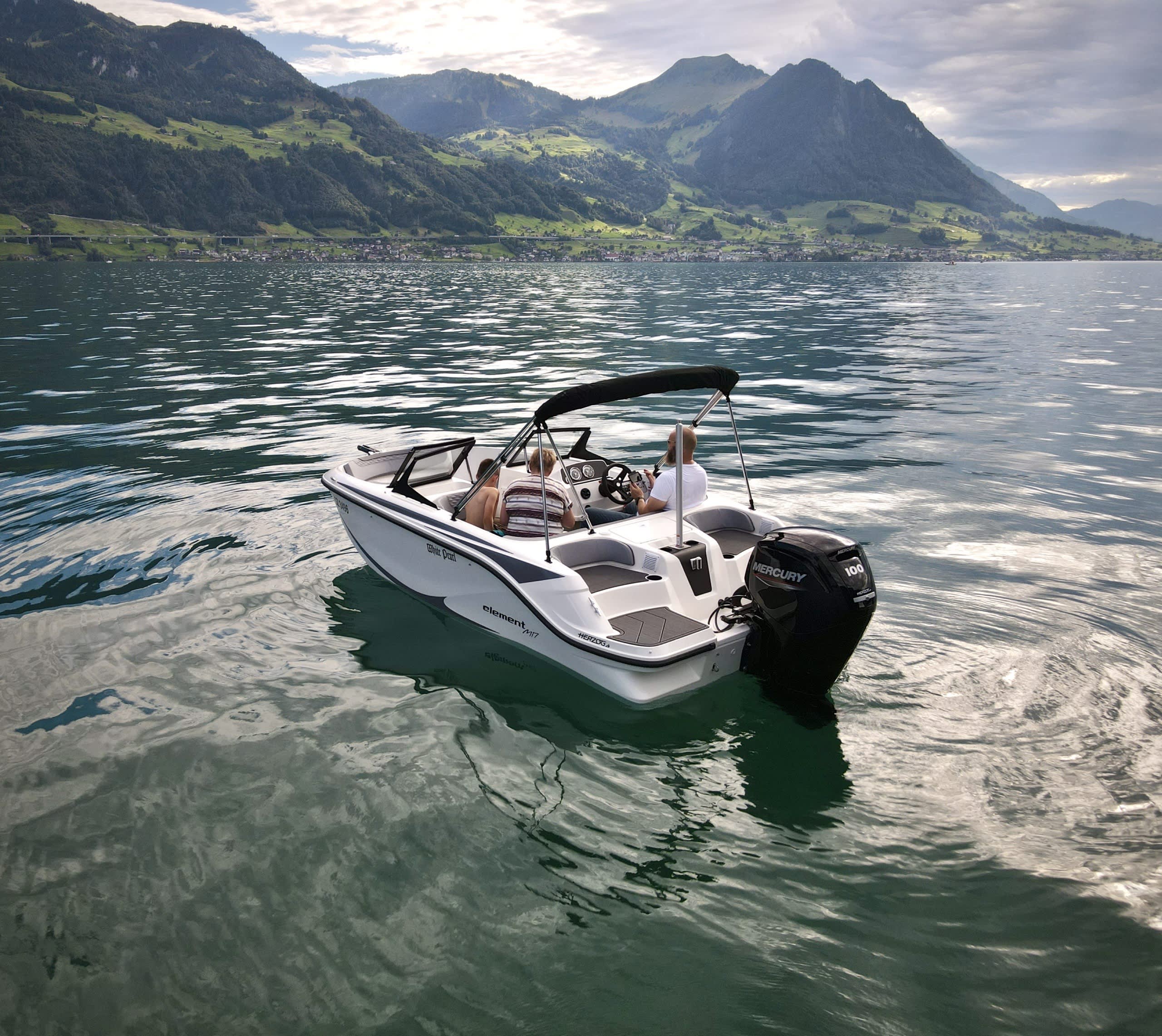 Einfacher Kurzurlaub am Vierwaldstättersee: Eine 3-stündige Bootsfahrt mit einem Motorboot